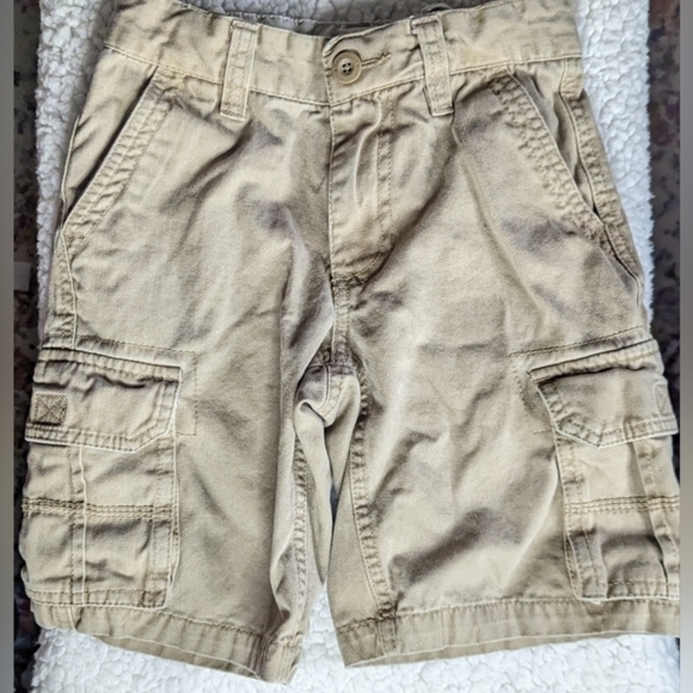EUC Old Navy big boy size 6 khaki cargo shorts attached button clip closure